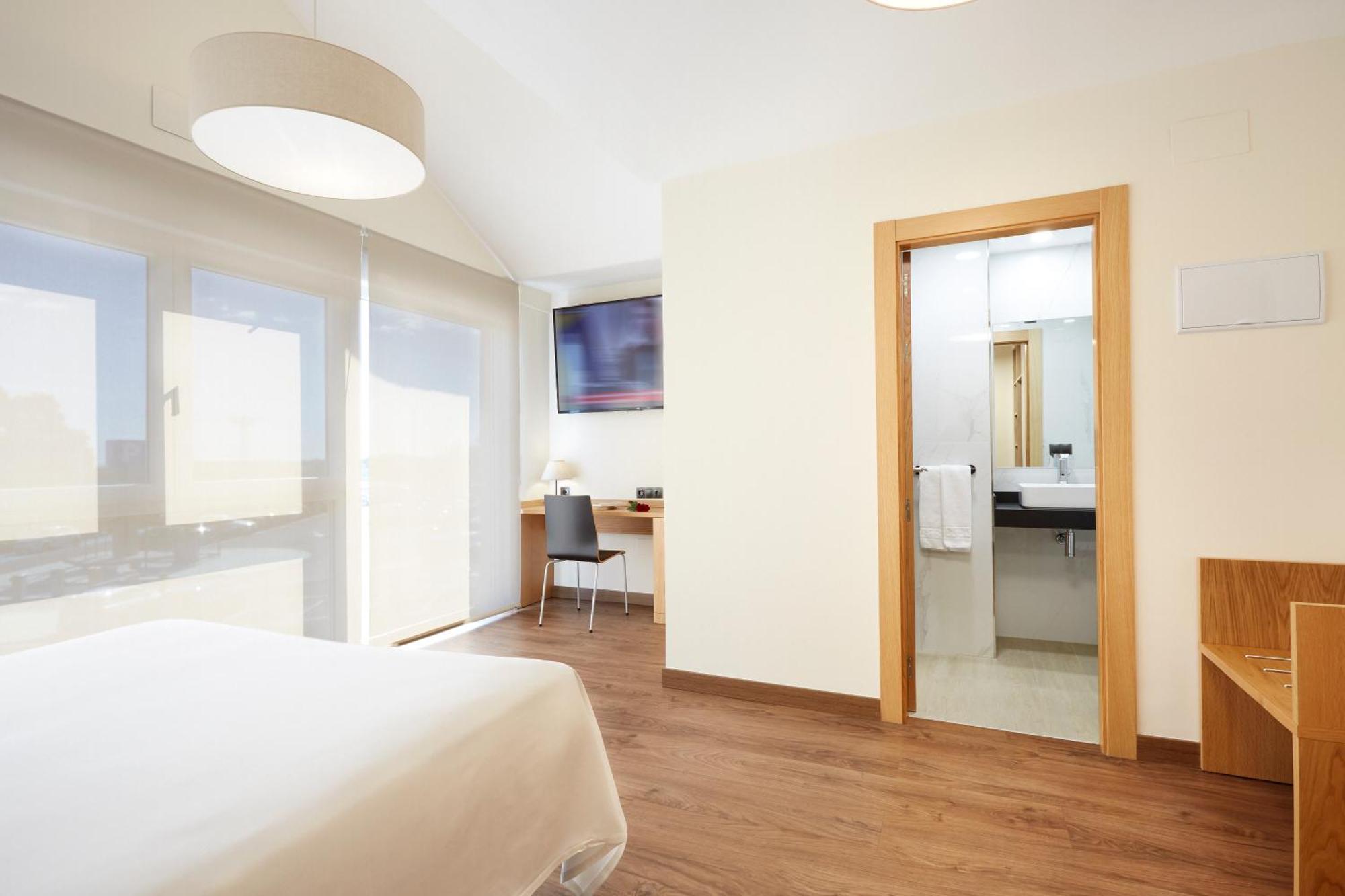 Hotel Arias Aeropuerto Сантьяго дел Монте Экстерьер фото