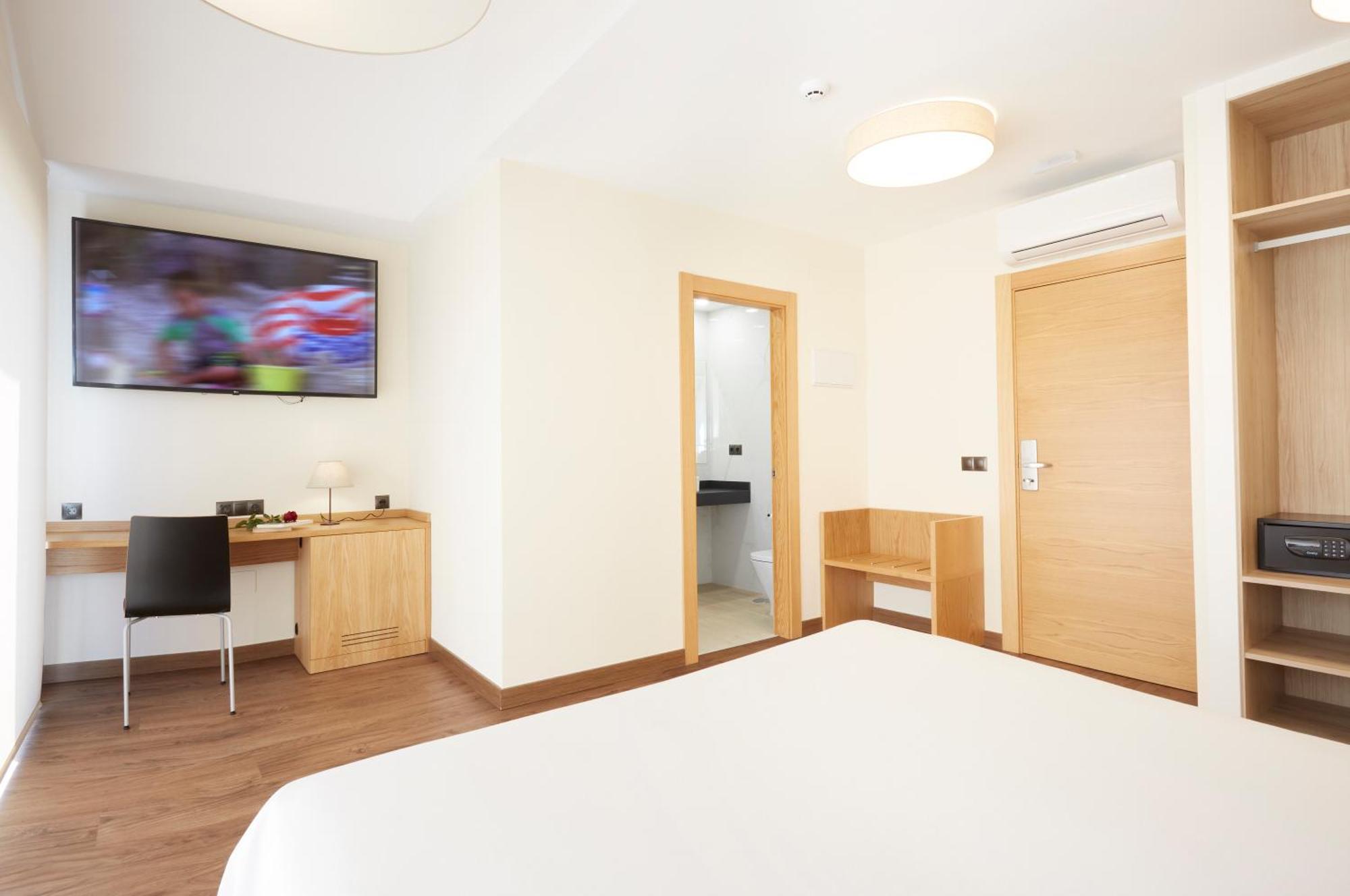 Hotel Arias Aeropuerto Сантьяго дел Монте Экстерьер фото