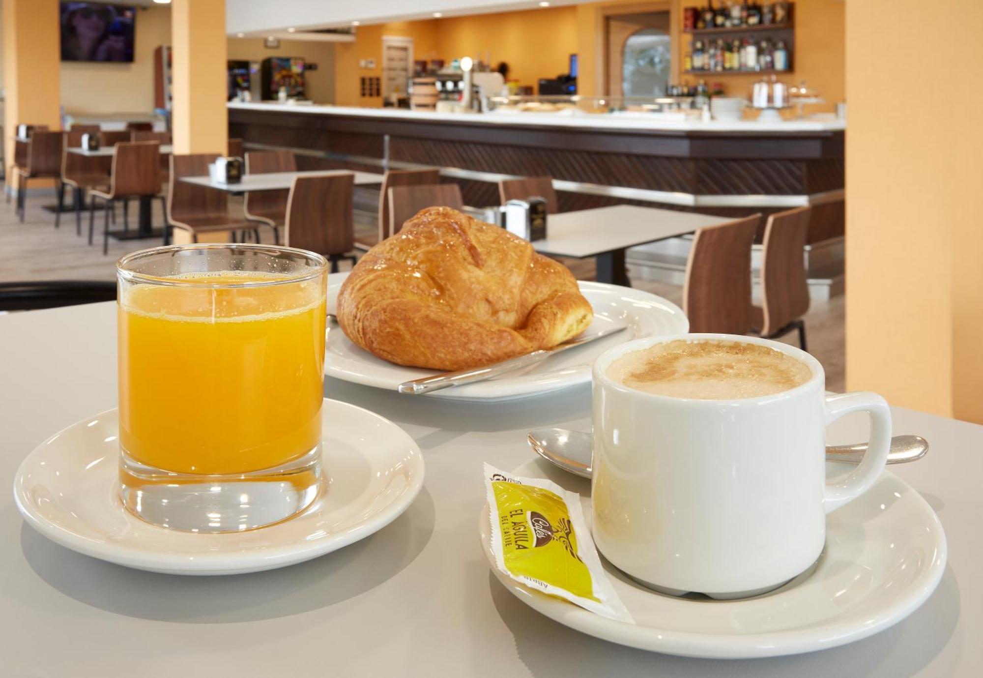Hotel Arias Aeropuerto Сантьяго дел Монте Экстерьер фото
