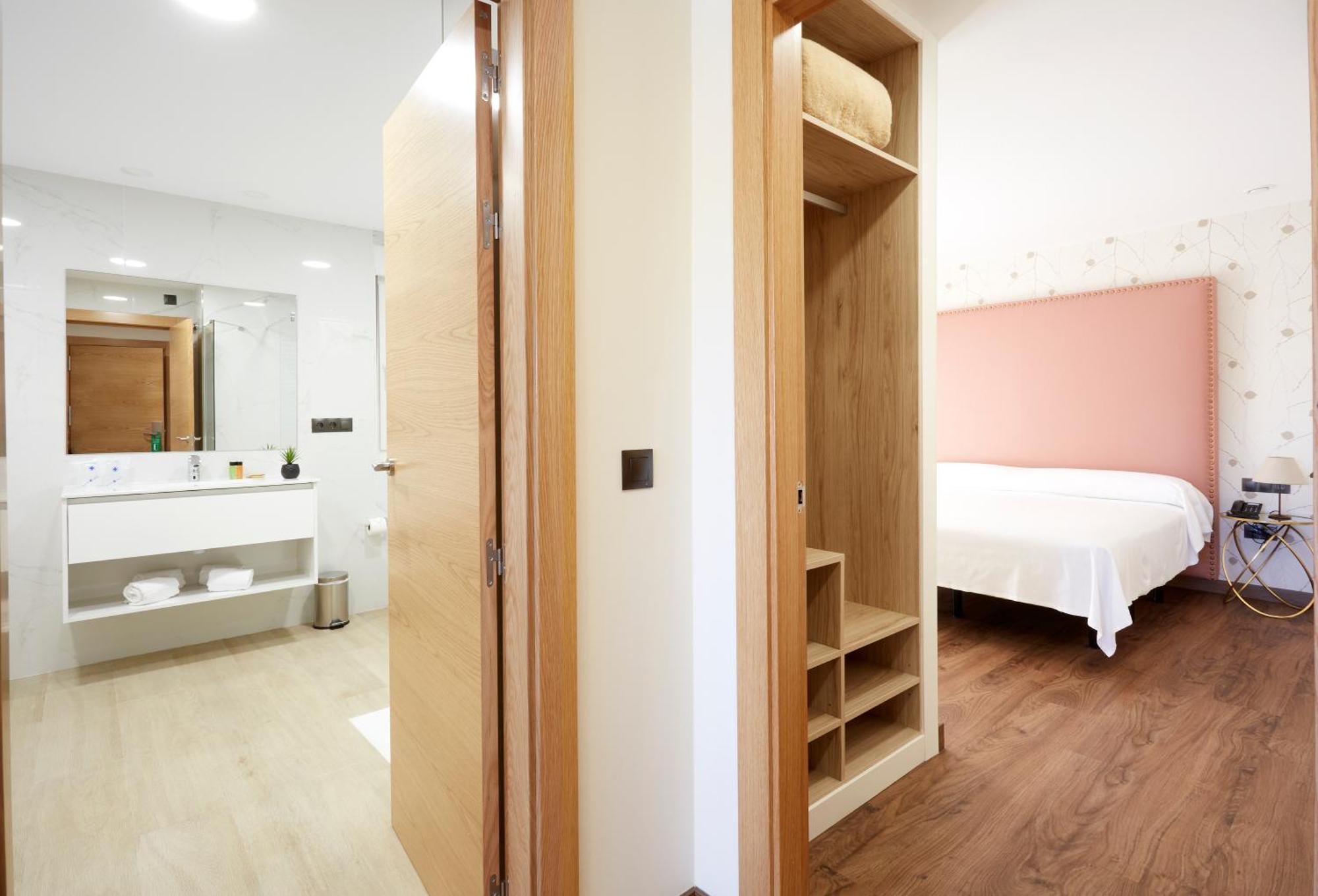 Hotel Arias Aeropuerto Сантьяго дел Монте Экстерьер фото