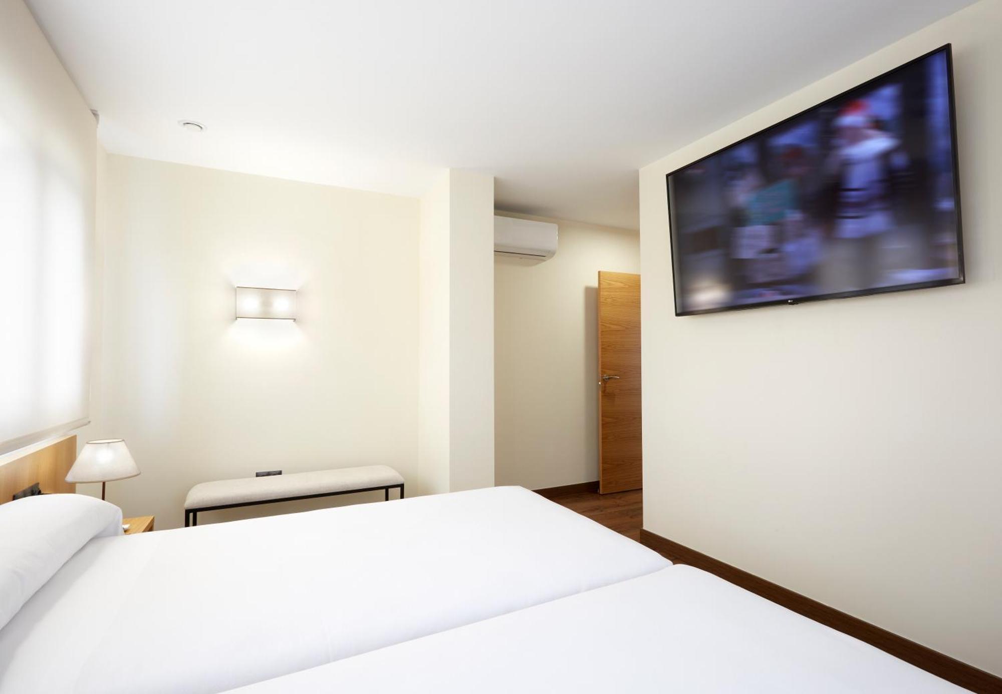 Hotel Arias Aeropuerto Сантьяго дел Монте Экстерьер фото